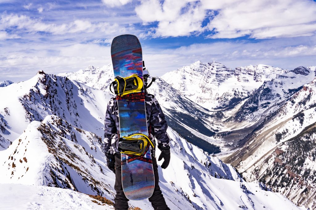 Snowboarder on mountain summit peak 1501695 1024x683 1